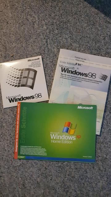 Foto von Windows98 und Windows XP Installations CDs und Lizenzen