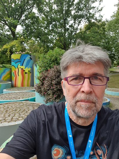 Selbstbildnis mit bunten Betonsäulen im Hintergrund