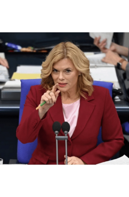 Gif aus 2 Einzelbildern. Im Wechsel wird jeweils ein Bild von Julia Klöckner mit erhobenem Zeigefinger und Dolores Umbridge aus Harry Potter mit erhobenem Zauberstab