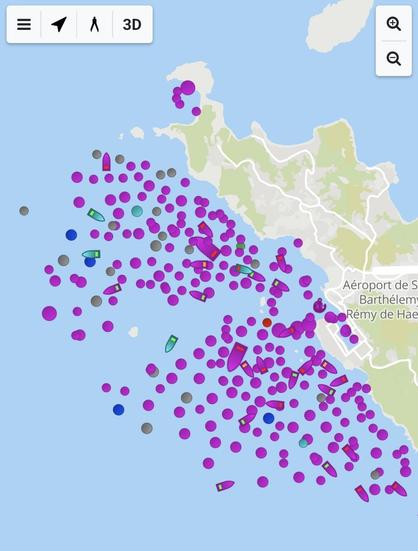 Ausschnitt einer Karte einer Insel. Eund um die Insel sind mehr als 100 Punkte zu sehen, die jeweils ein Schiff/Boot repräsentieren 