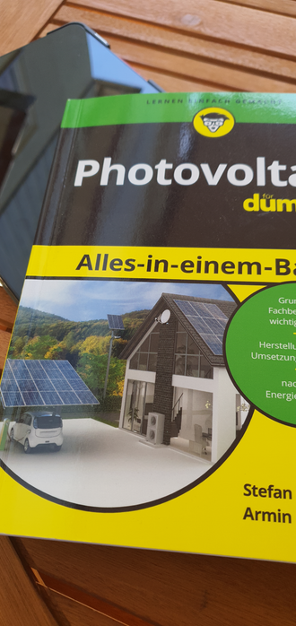 Teilausschnitt des Buchcovers.
Zu sehen ist ein Bild eines Haus mit Carport. Auf beiden sind Solarpanele montiert. Oben ist ein Teil des Buchtitels zu sehen. Wie bei der "for dummies" Reihe üblich ist der obere Teil in scharz und der untere in gelb gehaltenn