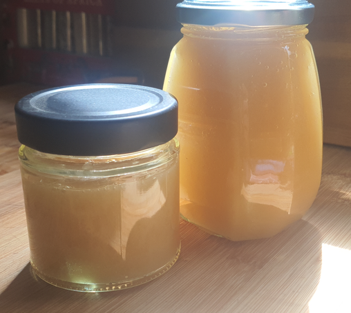 Zwei verschiedene Gläser mit cremigem Honig