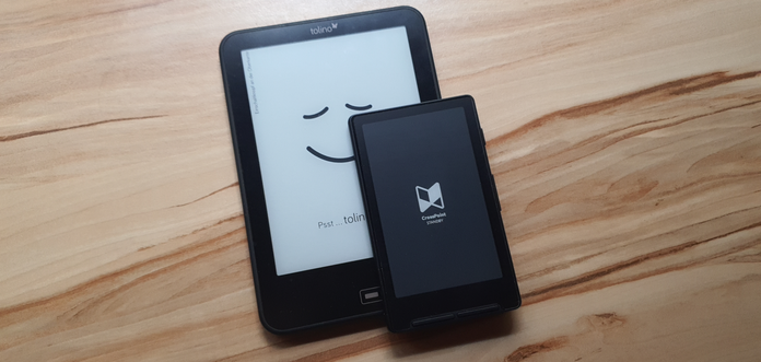 Zwei ebook Reader auf einem Foto. Der grosse ist ein Tolino, ca. Postkartenformat, der kleine ein XTEink X4, an den Kanten nur 2 cm größer als eine Scheckkarte.
