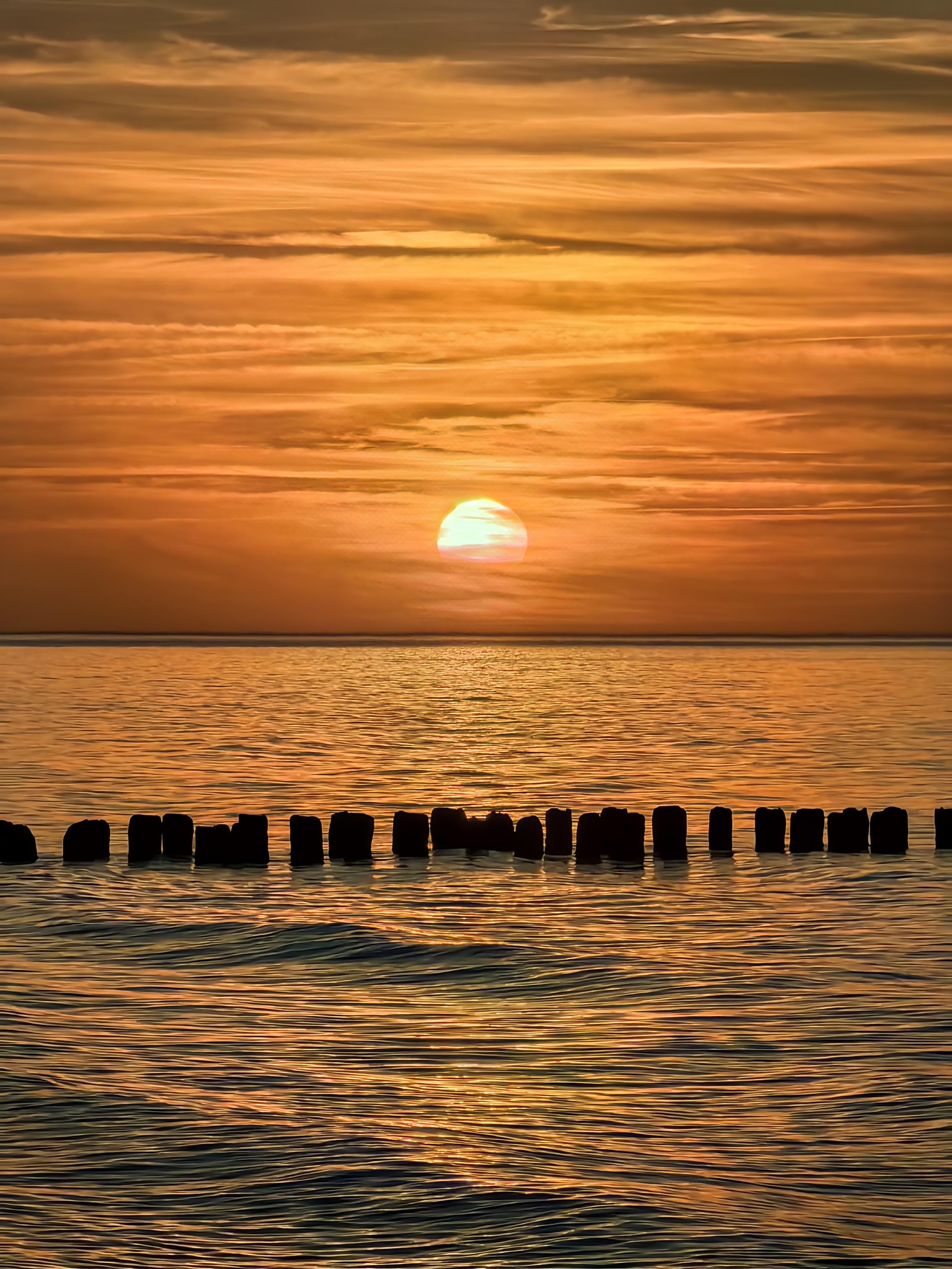 Sonnenuntergang über der polnischen Ostsee.