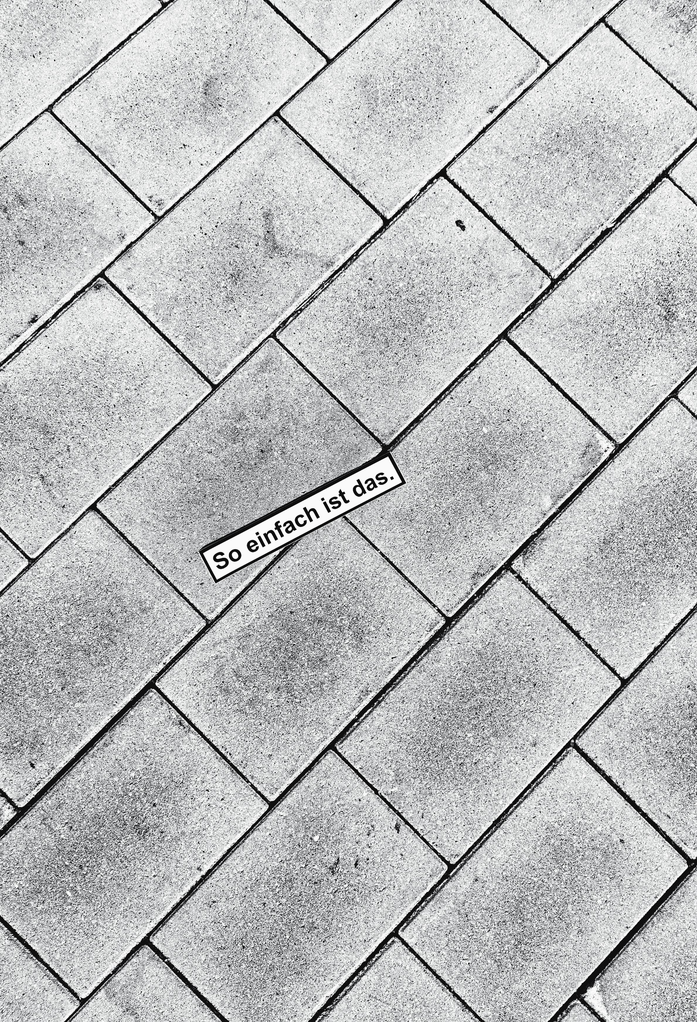 Sticker mit der Aufschrift "So einfach ist das" auf dem Gehweg.
