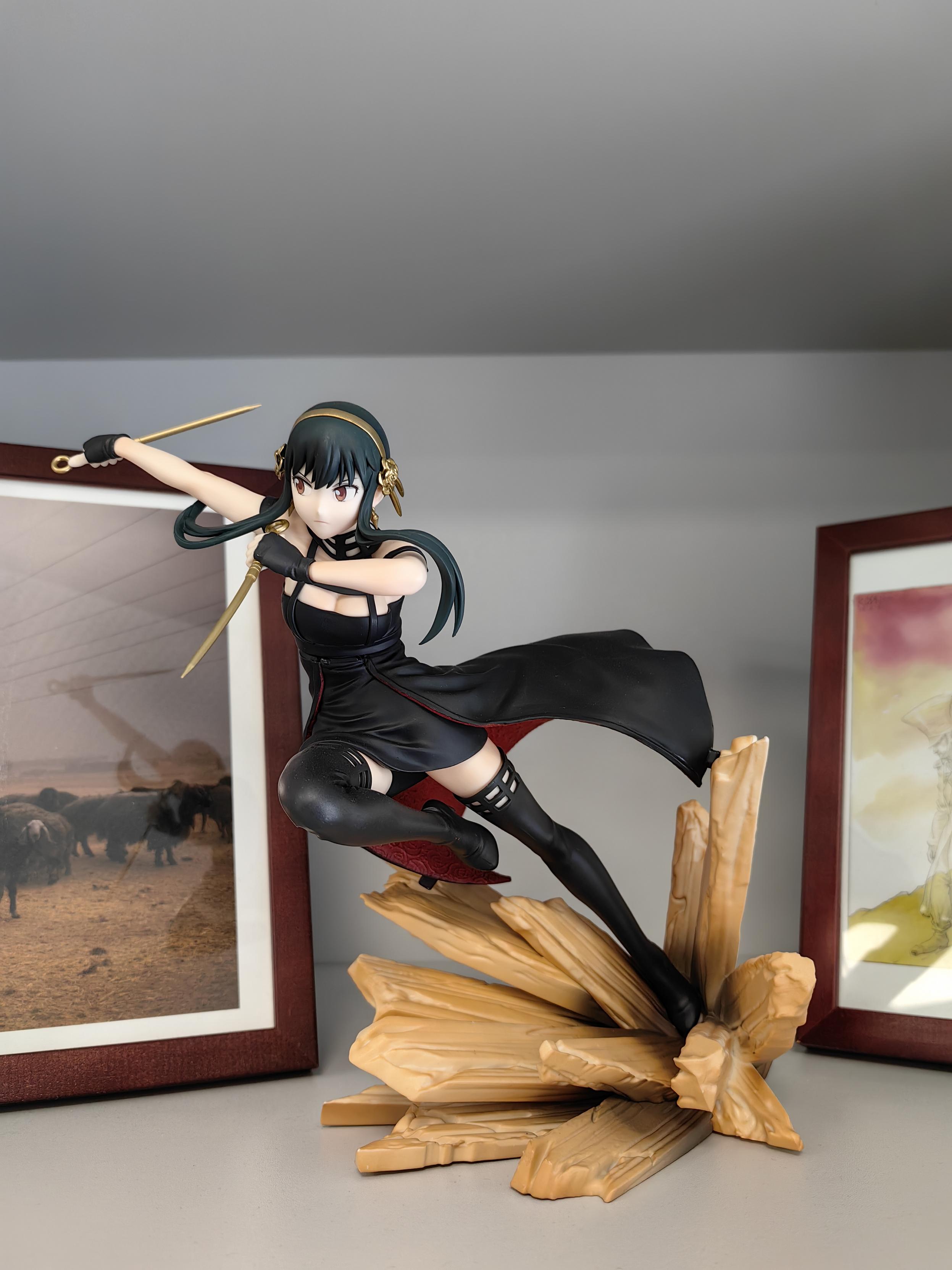 Figur von Yor Forger aus dem Anime Spy Family.